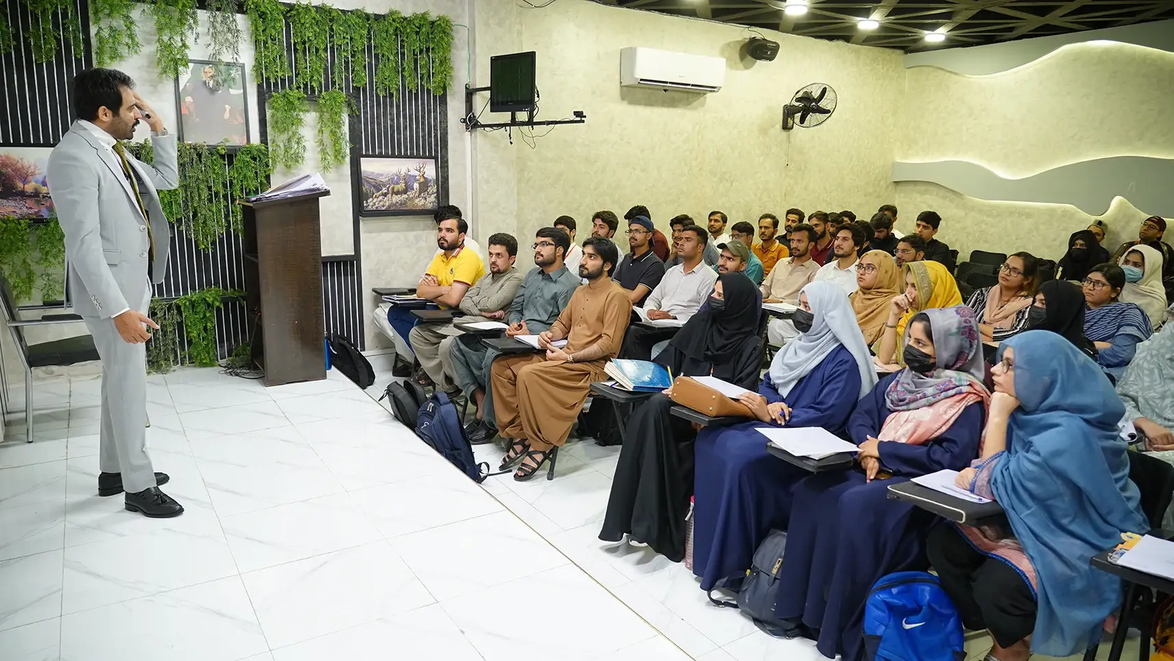 Instructor delivering a detailed lecture to a classroom of attentive CSS aspirants at Read Right Institute, providing in-depth insights and guidance for exam preparation